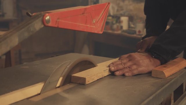 craftsman sawing wood on table saw