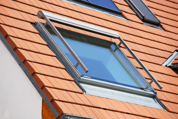 Dachfenster mit Markise, Außenaufnahme