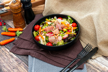 salad crude in melance of beans, kitchen of smoked tuna and sauce wasabi and cincemere