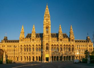 Obraz premium Vienna City Hall at morning sunlit, Austria
