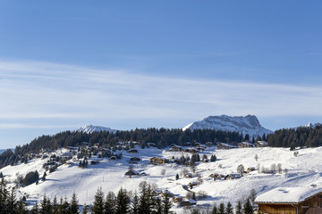 Fototapeta na wymiar Chalets de montagne sur Paysage de montagne dans les Alpes 