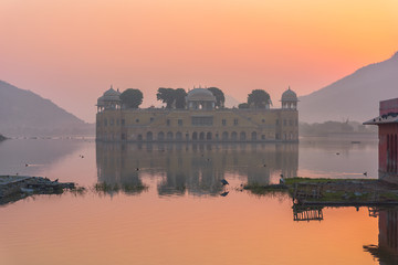 Obraz premium Beautiful Jal mahal in the Man sagar lake at sunrise time, Jaipur city of the Indian state of Rajasthan in Northern India.