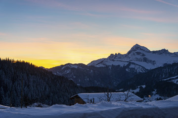 Couché de soleil sur paysage de montagne dans les Alpes 
