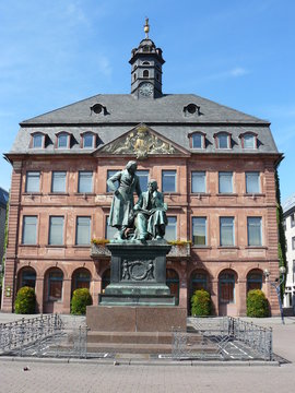 Neust&auml;dter Rathaus mit Grimm-Denkmal in Hanau