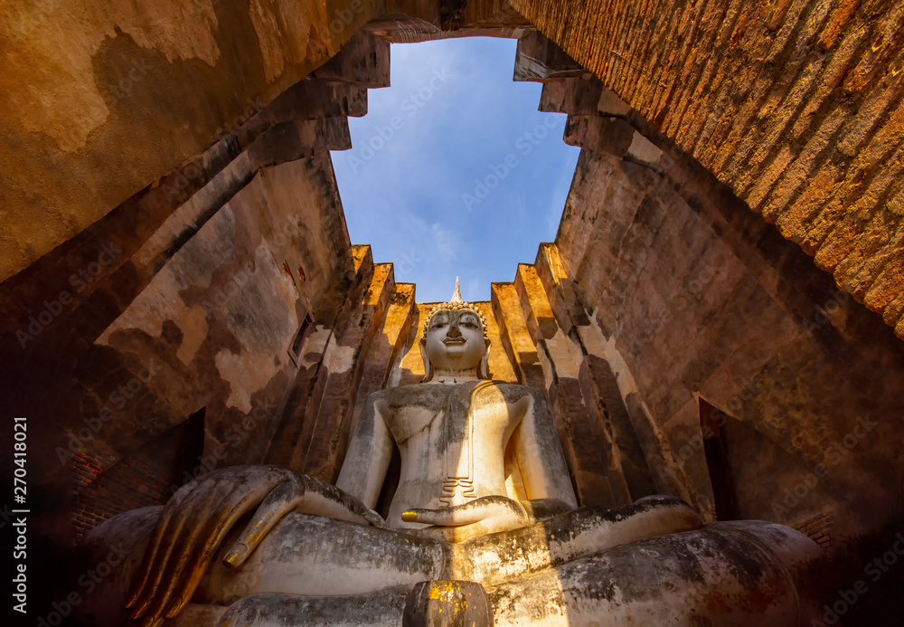 Wall mural sukhothai, thailand : wat si chum is a historic temple site in sukhothai historical park, sukhothai 