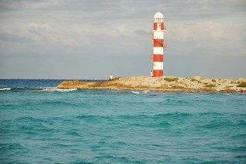 Vista del faro en playas del mar  caribe Cancun Mexico