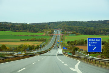 Autobahn A60 in der Eifel nahe dem Wittlicher Kreuz - obrazy, fototapety, plakaty