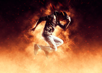 Obraz na płótnie Canvas Man break dancing on fire background