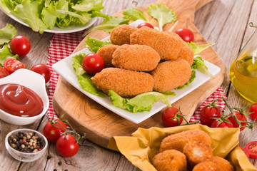 Supplì, italian fried rice balls. 