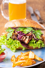 Pulled Pork in einem Brötchen