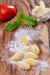 Nahaufnahme von rohen Gnocchi auf Holz