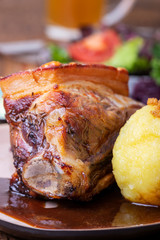 Fränkisches Schäufele mit Knödel