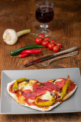 Nahaufnahme einer herzförmigen Pizza