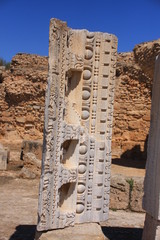 corniche et frise dans les ruines de Carthage