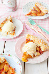 Peach Pie mit Vanilleeis