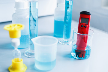 Analysis of water quality in a chemical laboratory, a device for measuring pH with equipment made of glass