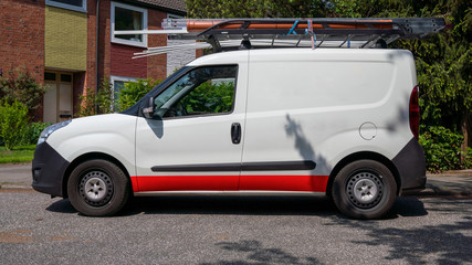 Fototapeta na wymiar Handwerker Fahrzeug mit farbigem Streifen, Seitenansicht