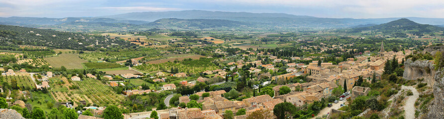 Fototapeta na wymiar View of houses and surrounding fields in St Saturnin les Apt, France