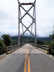 puente estructura torre colgante cuerda baranda cielo paisaje cielo nubes naturaleza arboles  vias calles 