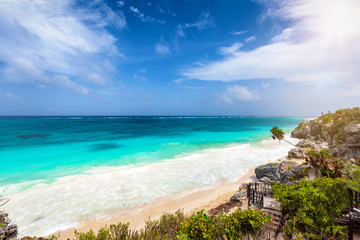 Die Küste von Tulum an der Riviera Maya in Mexiko mit türkisem Ozean und feinem Sandstrand