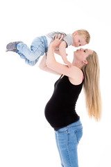 Schwangere Mutter ist glücklich mit ihrem Sohn