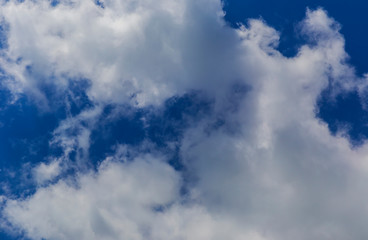 Obraz premium Beautiful clouds on a blue sky background