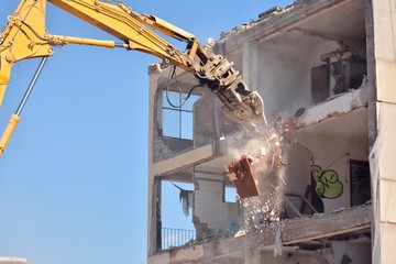 Demolición de un antiguo edificio de viviendas 