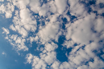 Obraz premium blue sky with clouds of different shapes and thickness