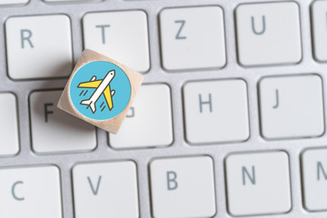 Würfel mit Flugzeugsymbol auf Tastatur