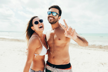 Obraz premium Young couple having fun on tropical beach