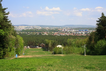 Widok na Kielce ze stoku narciarskiego 