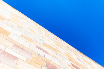 Stein Mauer gegen den blauen Himmel diagonal fotografiert