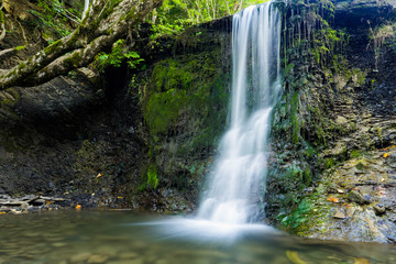 Fototapeta na wymiar waterfall flowing on te rocks