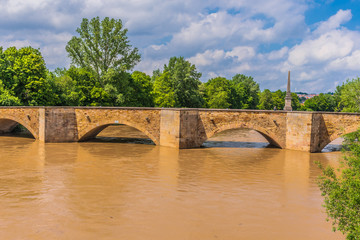 Naklejka premium Steinbrücke bei hohem Wasserstand