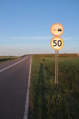 Znak na drodze