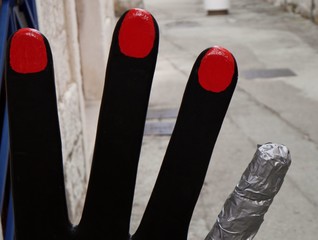Künstliche Hand mit roten Fingernägeln