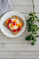 Egg on Wheat Toast with Tomatoes