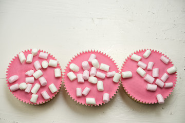 drei Cup Cakes mit Marshmallow