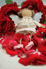 Engel auf Rosenblüten