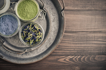 Obraz na płótnie Canvas Green and blue matcha tea powder