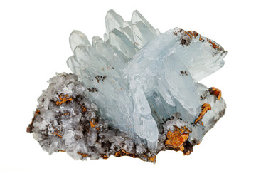 Obraz premium Makro kamień mineralny apatyt na białym tle
