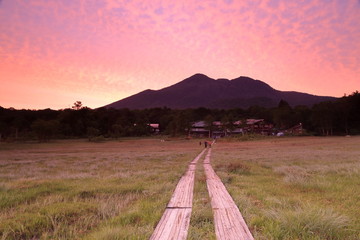 早朝、朝焼けの燧ケ岳と尾瀬ヶ原 ( Mount Hiuchigatake and beaultiful sunrise at Oze National Park, Fukushima, Japan )