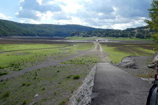aufgetauchte alte Br&uuml;cke bei Asel am Ederstausee bei Wassermangel