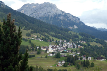 Fototapeta na wymiar Städtchen in den Dolomiten