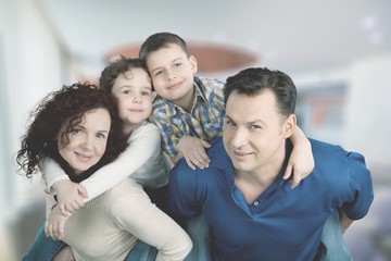 Obraz premium Beautiful smiling family sitting at sofa