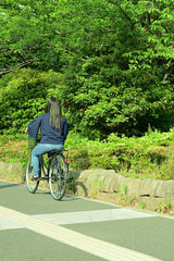 Obraz premium 自転車に乗る女子大生