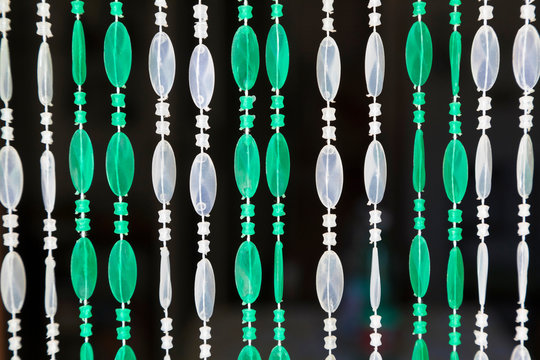 Fili di plastica con perline colorate