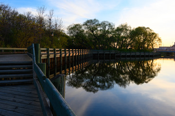 bordwalk on the lake