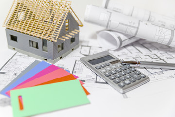 Kostenberechnung für den Hausbau, Baupläne, Taschenrechner