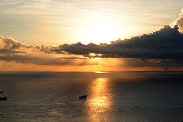 Obraz premium Beautiful play of clouds in the skies at sunset reflected in the waters 